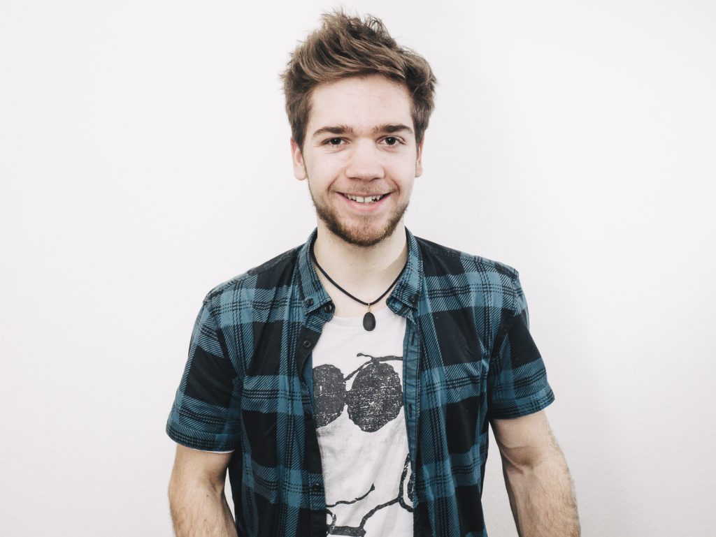 Profilbild_web Leon Buchholz Mann im Studio